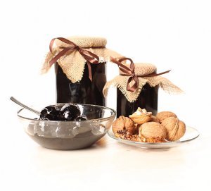 Варенье из грецких орехов — польза, вред, свойства, рецепты