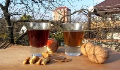 Перегородки грецких орехов: польза и вред, рецепты настоек и отвара