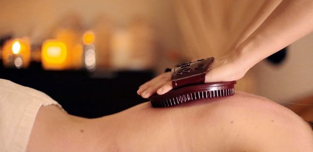 Антицеллюлитный массаж сухой щеткой — как делать, техника