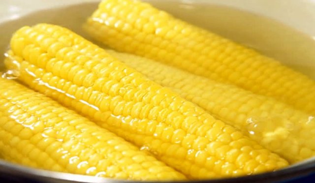 Вареная кукуруза — состав и калорийность, польза и вред