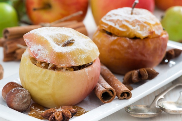 Печеные яблоки — польза, вред, как запекать в духовке