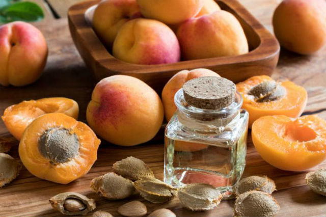 Масло абрикосовой косточки для кожи – чем полезно и как применять
